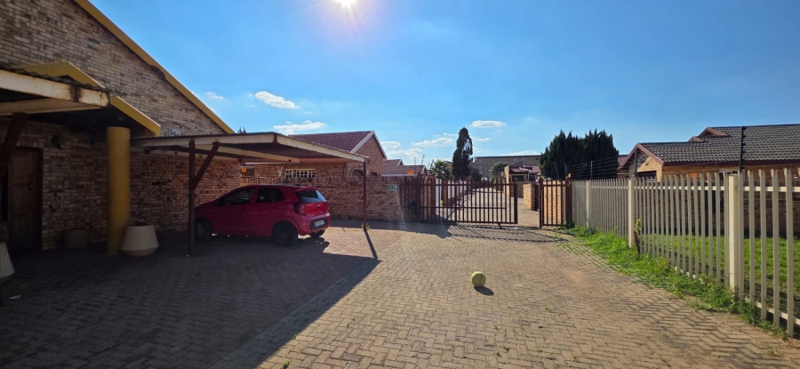 4 Bedroom Property for Sale in Kannoniers Park North West
